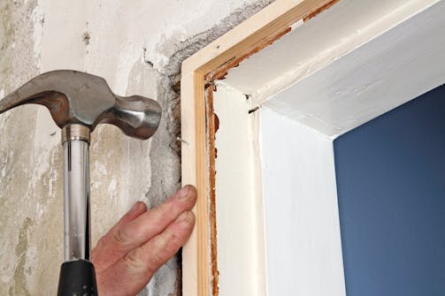 Täytelistojen kiinnittäminen nauloilla Oven peitelistan kiinnittäminen